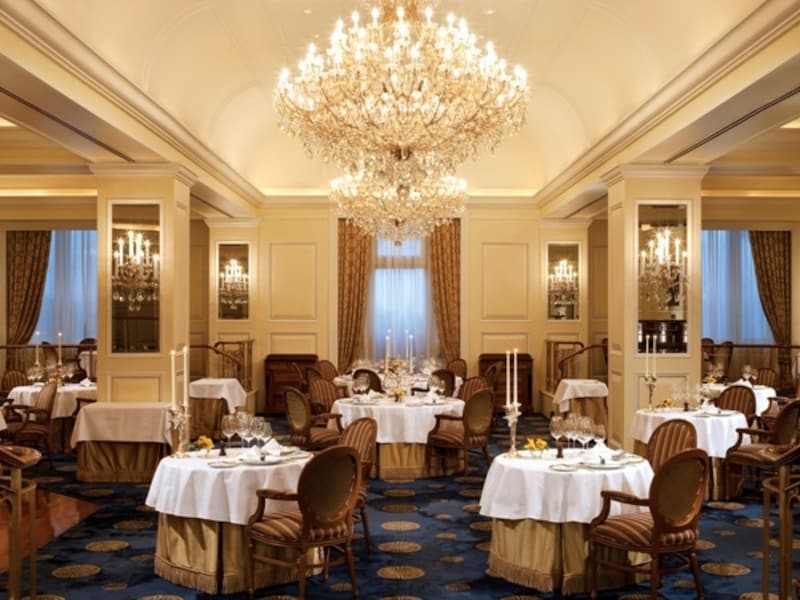 レストランまでは旧式エレベーターで