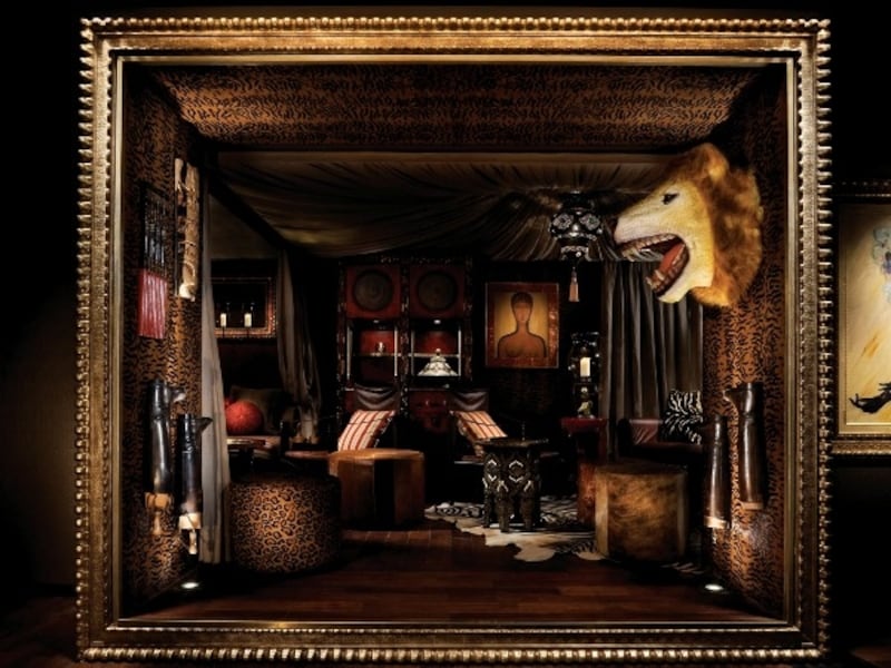 どの部屋も額に囲まれていて、ゲストがアートの中にいるよう