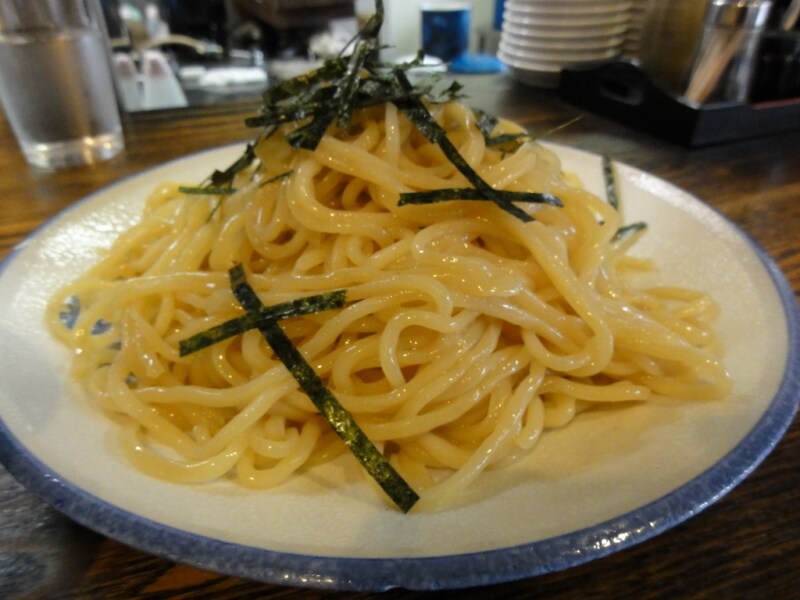 麺には、お蕎麦のように刻みのりがのっている