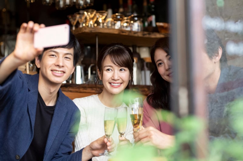 恋愛本気モードの男性の心理・行動：本気の彼女は、周りに紹介したくなります