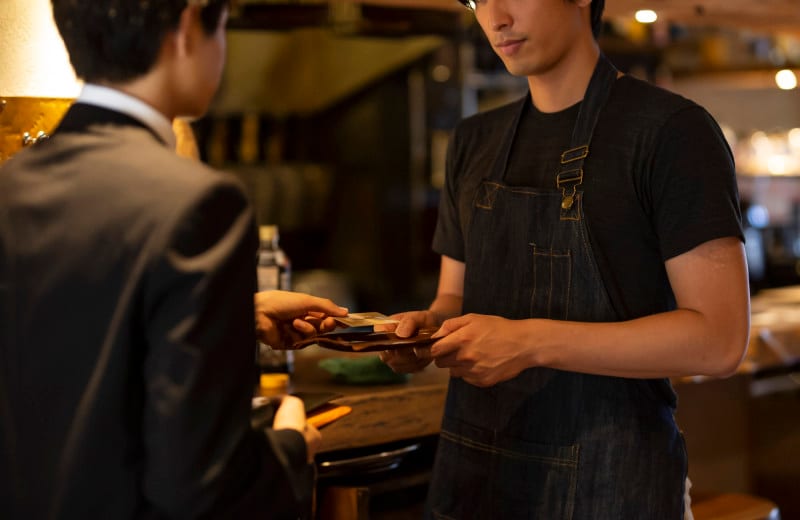 恋愛本気モードの男性の心理・行動：本気で口説きたい女性とのデート時は、費用をきっちりと出して誠意を表そうとするもの