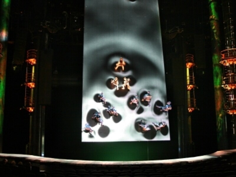 やっぱりカーで一番すごいのはこのシーン(C)シルク・ド・ソレイユ