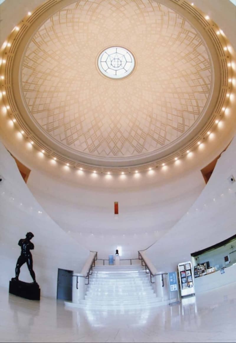 エントランスホールの天井は薩摩切子をモチーフにした幾何学模様
