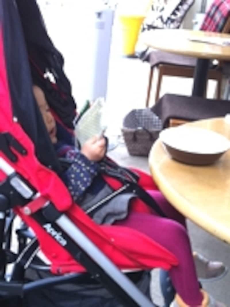 カフェのテーブルなどでも、そのまま使えるのもハイシートのメリットのひとつ