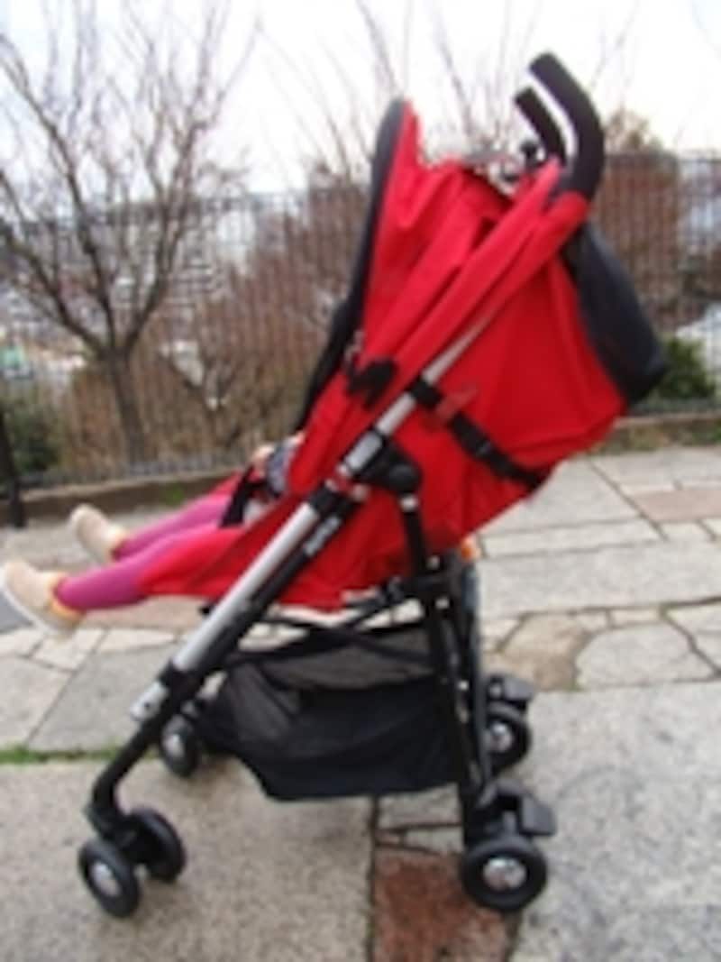 リクライニングを最大にしたところ。使用感はやや浅めに感じられる