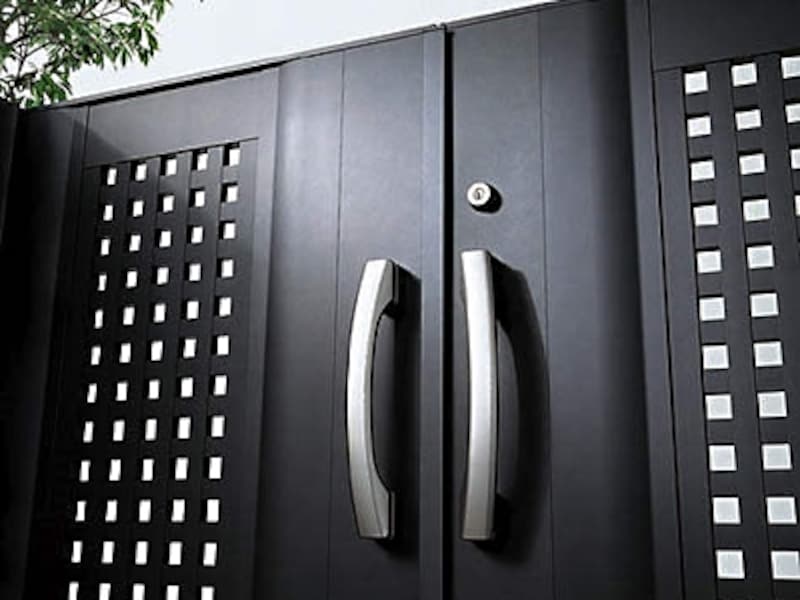 高級タイプのアルミ型材門扉なら重厚感があり、和洋どちらの家にもよく似合います（エクゼウス門扉/YKK AP）