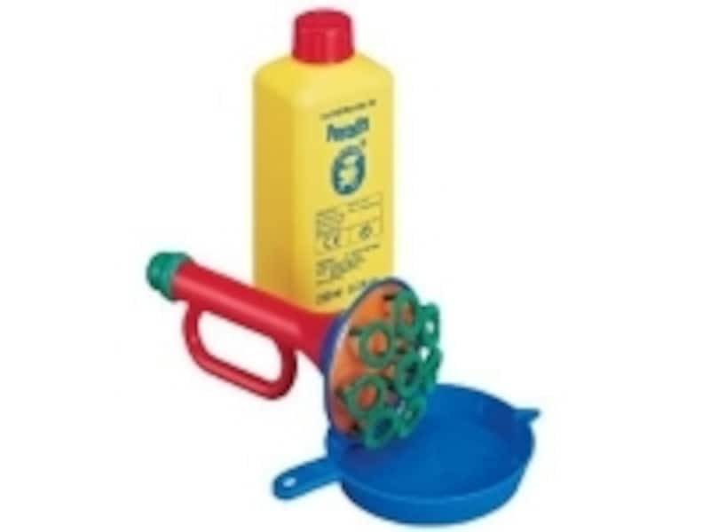 受皿にシャボン玉液を入れ、トランペット型の本体の先をつけて遊びます