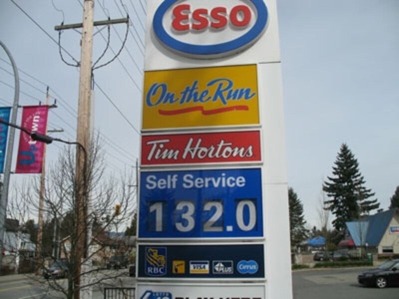 大きく表示されている数字はリッターあたりの料金（この場合1ドル32セント） (C) Blue Works