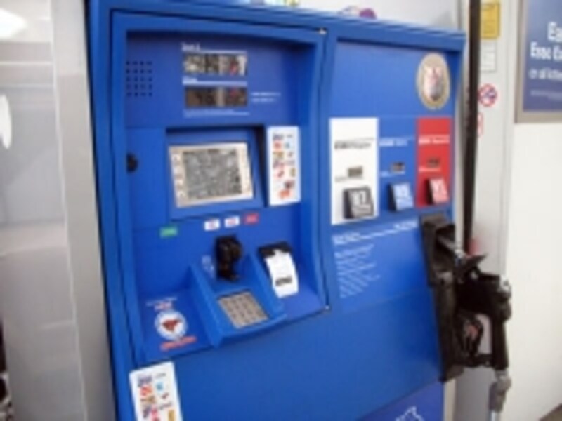 一般的な給油ポンプ。ハイオク、レギュラーとその中間のグレードの3つがあるのが一般的