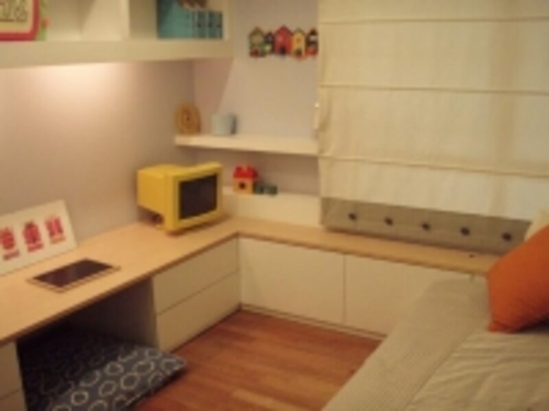 子ども部屋も同じ対応を取ります。ベッド脇の窓のカーテンをしっかり閉めて寝る。もぐりこむ机などがあると可。