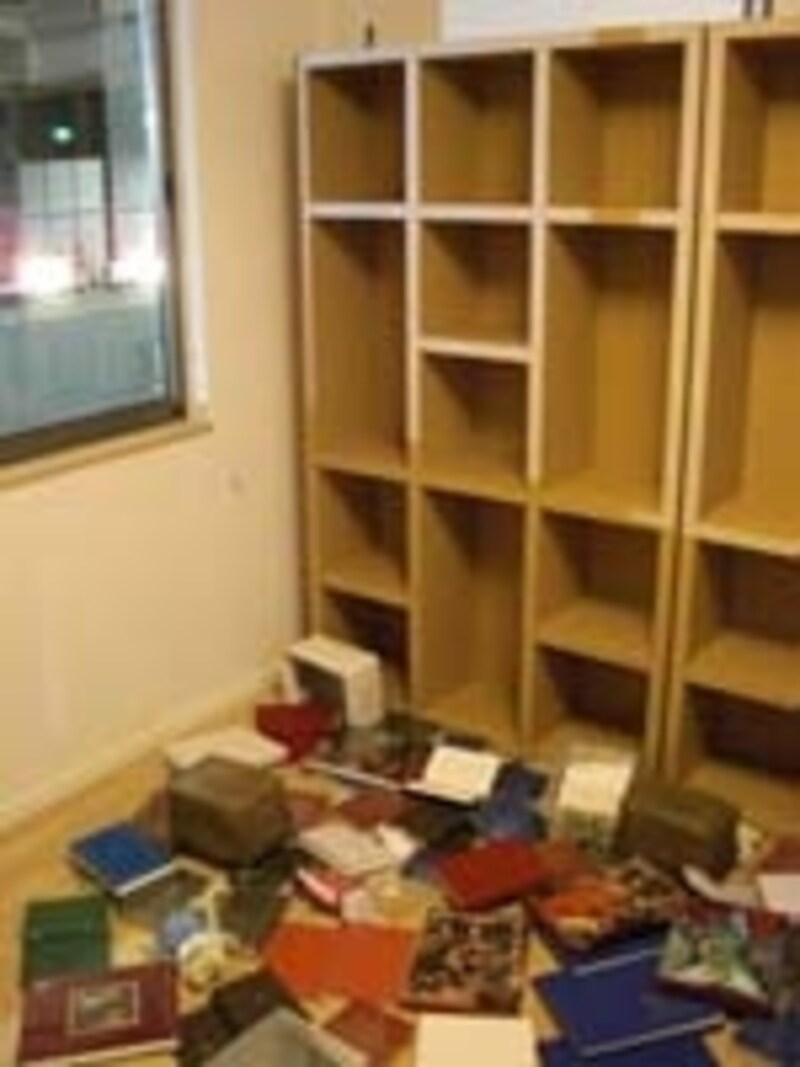 地震後の本棚