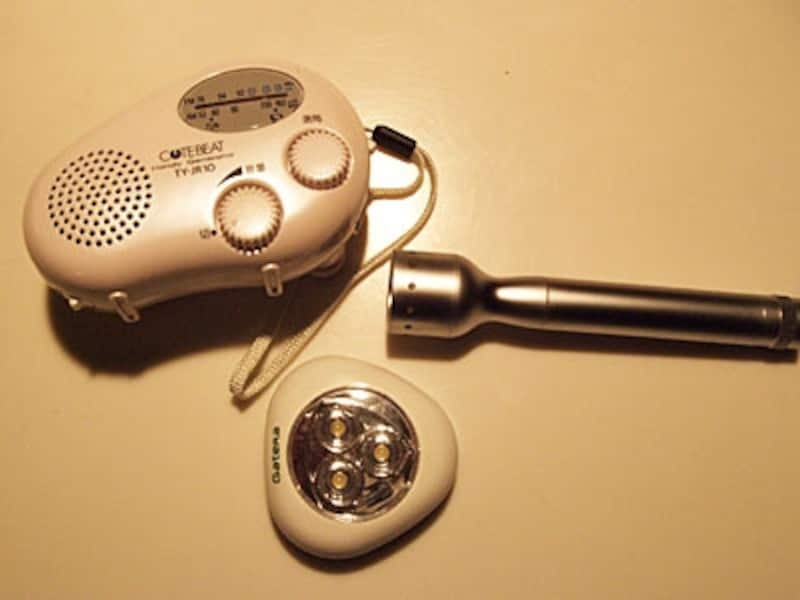 携帯用ラジオ（手動発電可）とLED懐中電灯