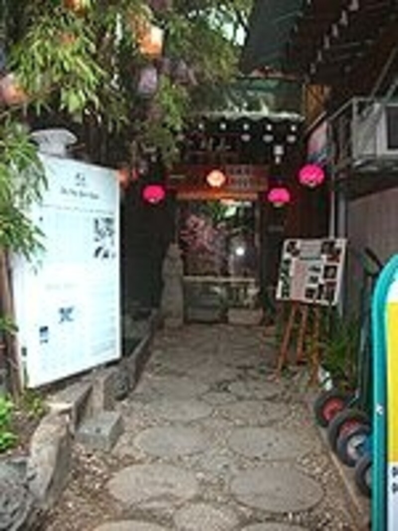 エントランスはメインストリートから少し奥まった所にあります