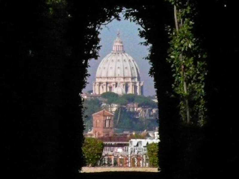 聖ヨハネ騎士団の館の鍵穴から見たサン・ピエトロ大聖堂