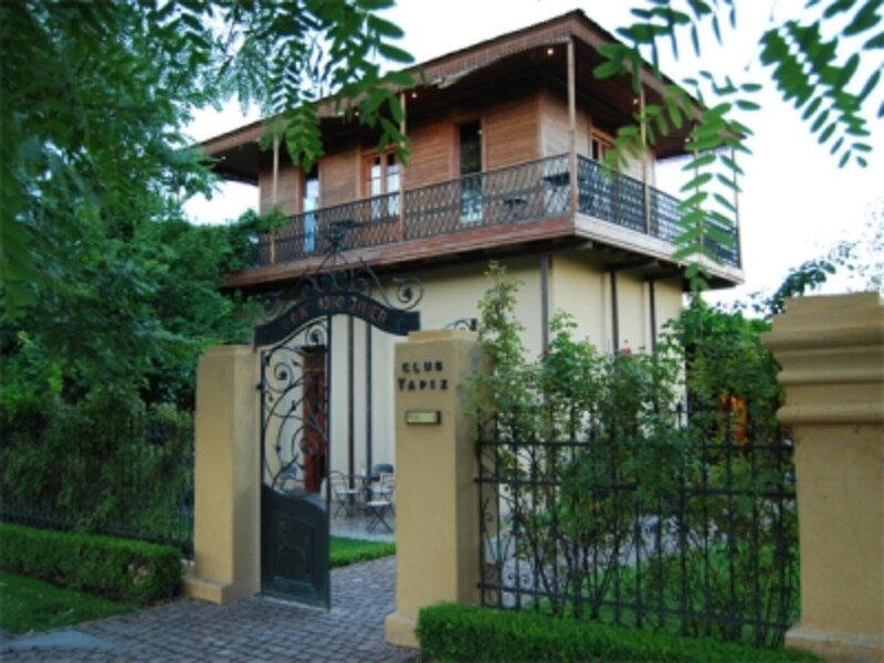 重要文化財に指定されている古い建物を改造した施設は必見