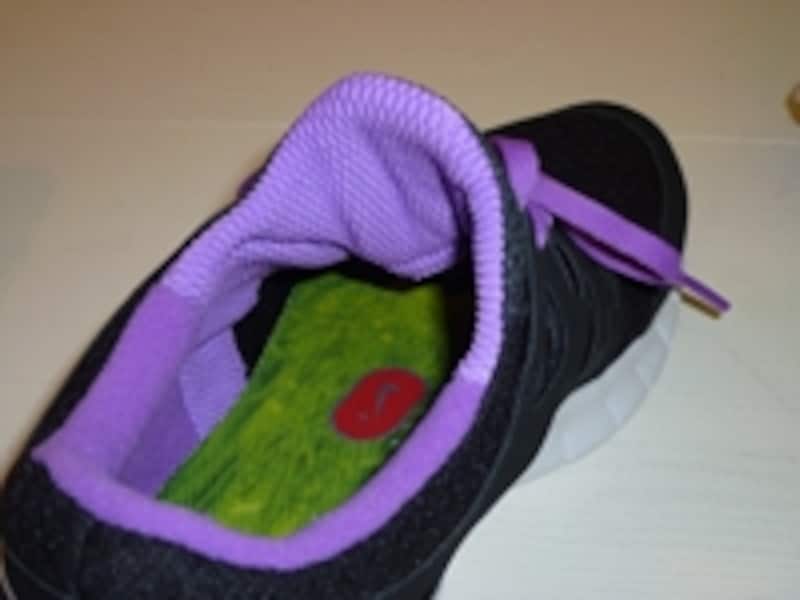 ナイキundefinedフリーundefinedラン＋２の足入れ部。ベロが一体化されている