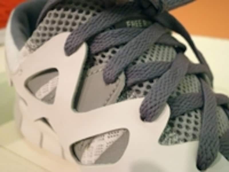 アッパーを二層構造に。内は柔らかく、外は堅固に