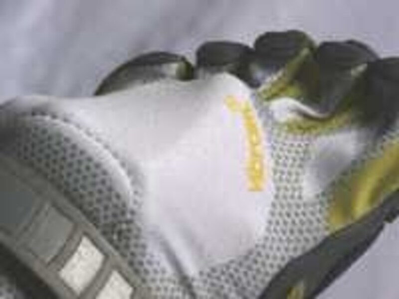 アッパーはタイツのようなストレッチ素材。耐久性はどうか？