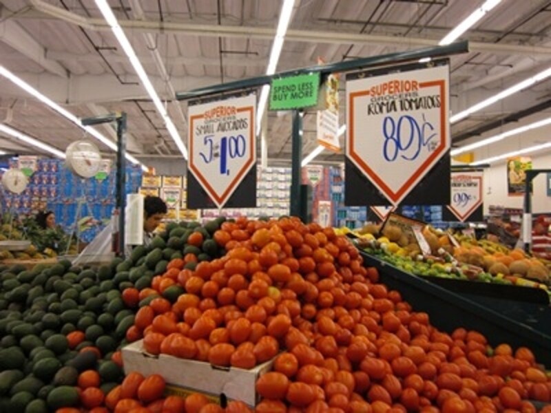 山積みの野菜。自分で袋詰め