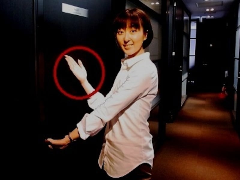 示す手の位置に注意!