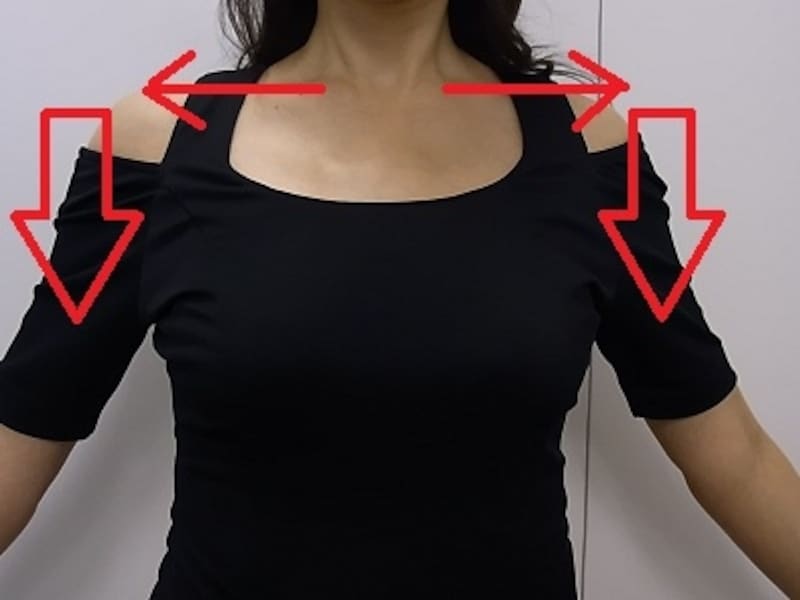 左右の肩を引き下げて