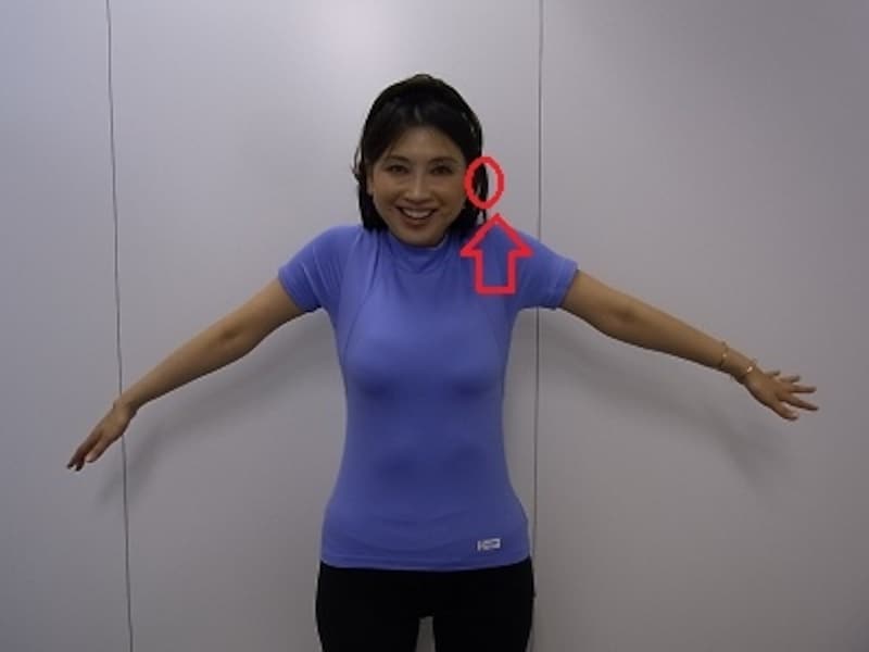 耳と肩を近づけるように