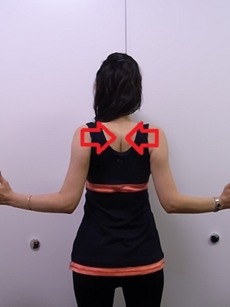 肩甲骨を引き寄せるイメージを