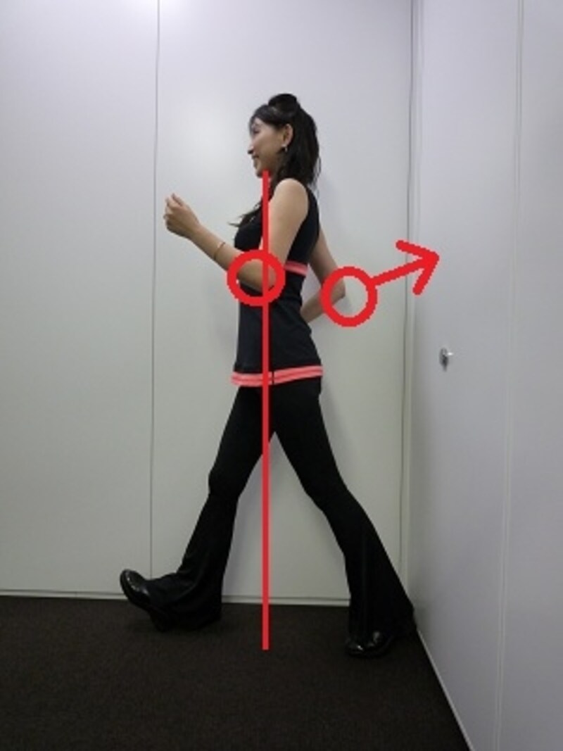 腕は後ろに大きく振って