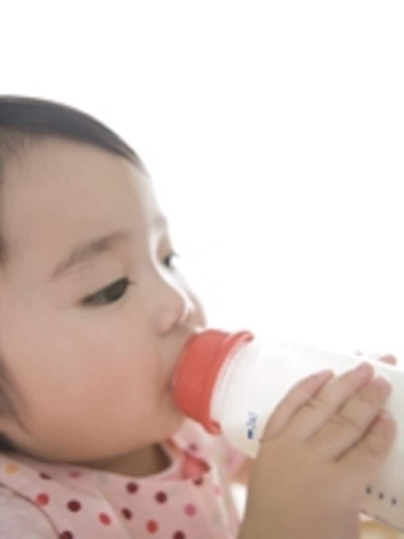 ミルクを飲む赤ちゃん