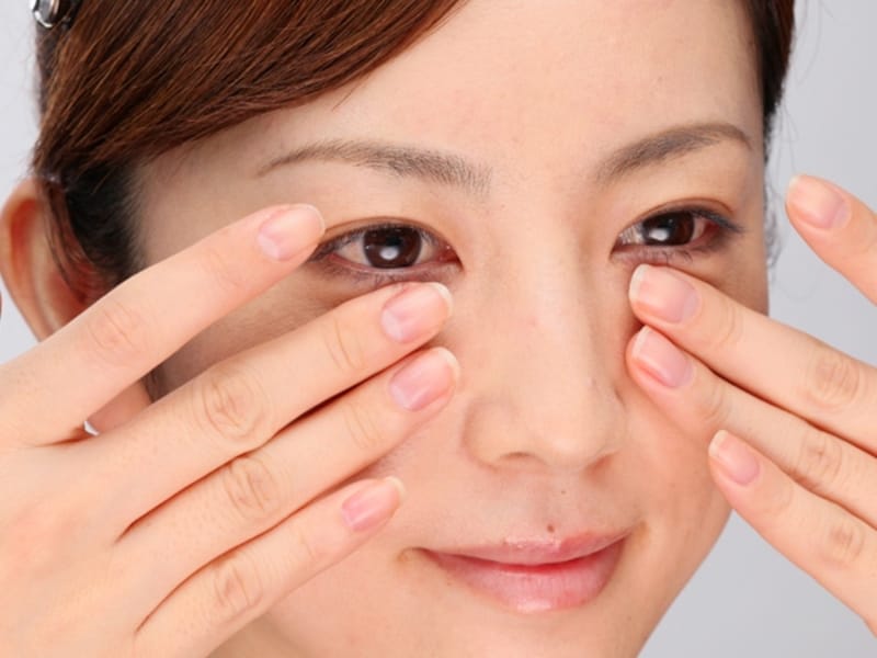 目の下は優しくプッシュ！