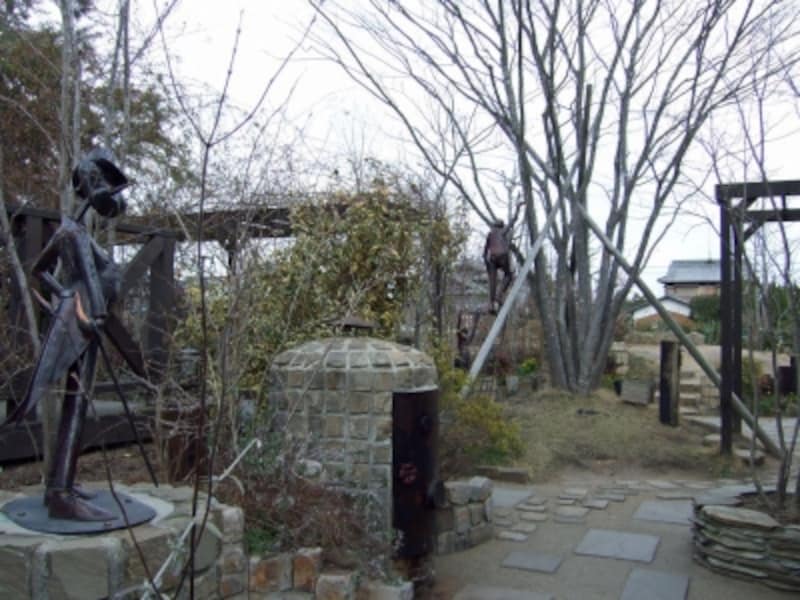 庭の中央には燻製機が！