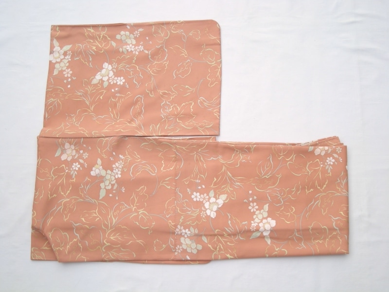 手前から両端を持つとたたみやすい