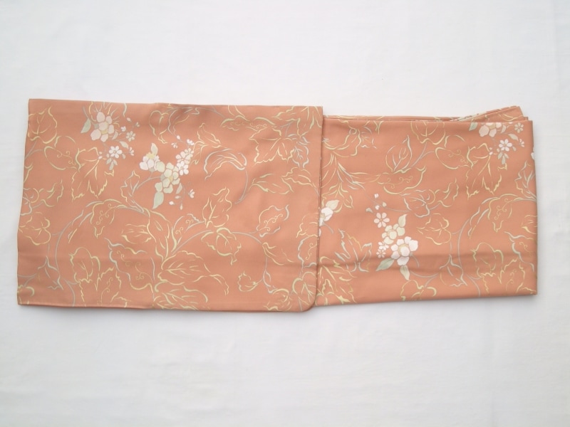 たとう紙に入れる時は、袖が付いている方を左側にして入れる