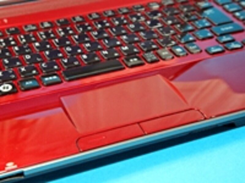 タッチパッドはパームレストと一体化しており、美しいデザインに仕上がっている