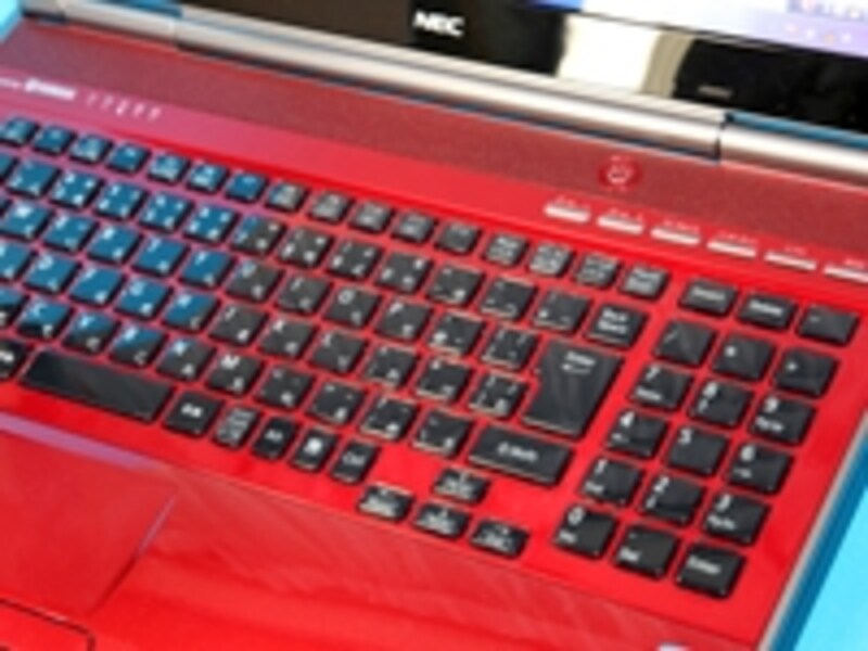 スピーカーはキーボード上部に搭載。左上にはYAMAHAのロゴも冠している