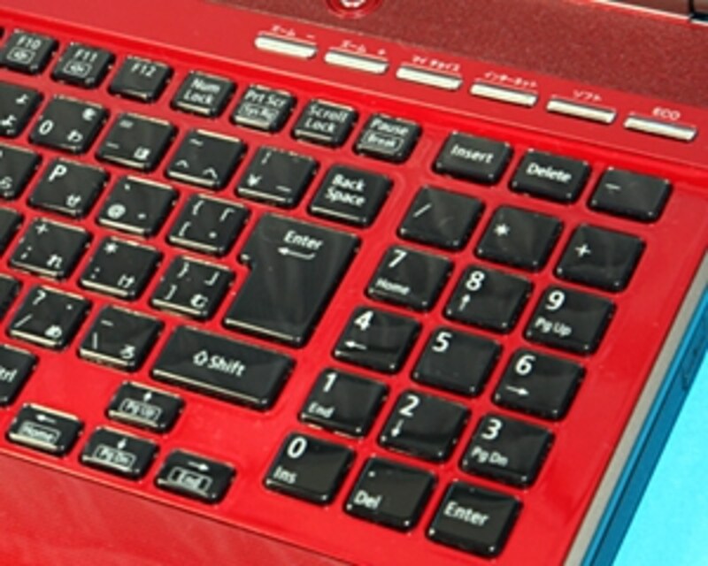 美しいクリスタライズキーを採用したアイソレーションキーボードを採用。テンキーも付いて使いやすい