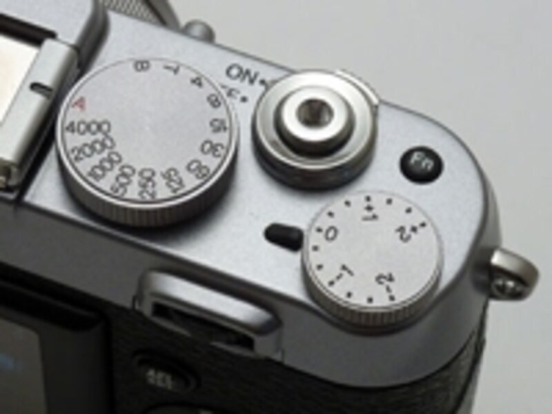本体上部の露出補正ダイヤル。動きが思ったよりも軽く、バッグの中で動いてしまうことも……