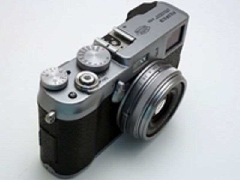 厚さは53.9mm。バッグにいれてもかさばりはしない、といったところ