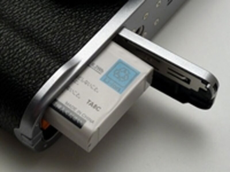 どうしても気になる場合は、「充電式バッテリー（リチウムイオンタイプ）NP-95」（実勢価格で6000円程度）を購入しておくとよいだろう