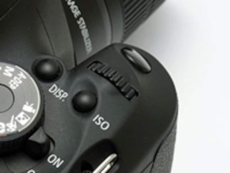 旧機種と同様、コマンドダイヤルはこの位置。ISOボタンとの併用がしにくいかも