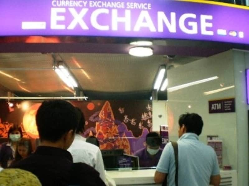 空港では違う銀行の両替所が並んでいることがあるがレートは基本的には同じ