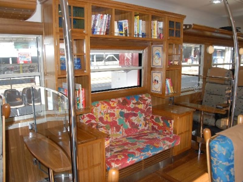 ソファーと本棚