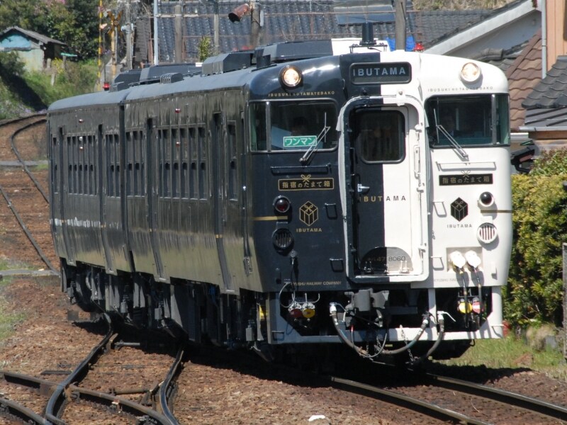 真っ黒な山側の車体