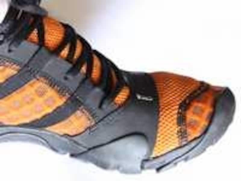 シューズ内の足が前に滑らないようにベルト状に抑えているが、折角のストレッチ素材なのに縫い付けてあり窮屈