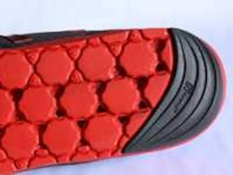 フラットソールでヒールには耐久性のあるアウトソールも付き、ヒール着地を想定している