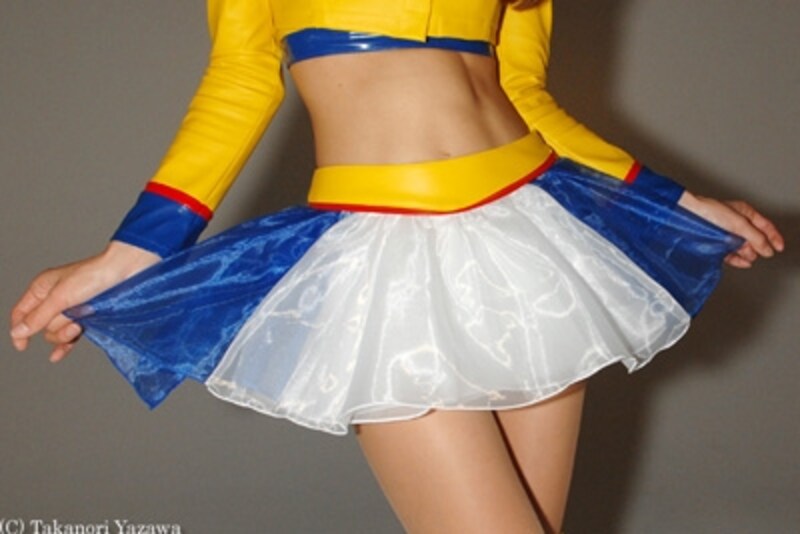 高橋千咲姫ちゃんは何層にも重なったミニスカート