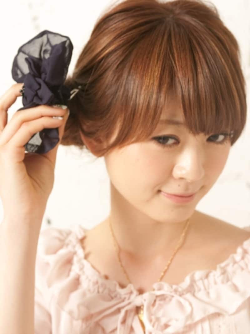 まとめた毛束にかかるようにとめるとバランスがよい