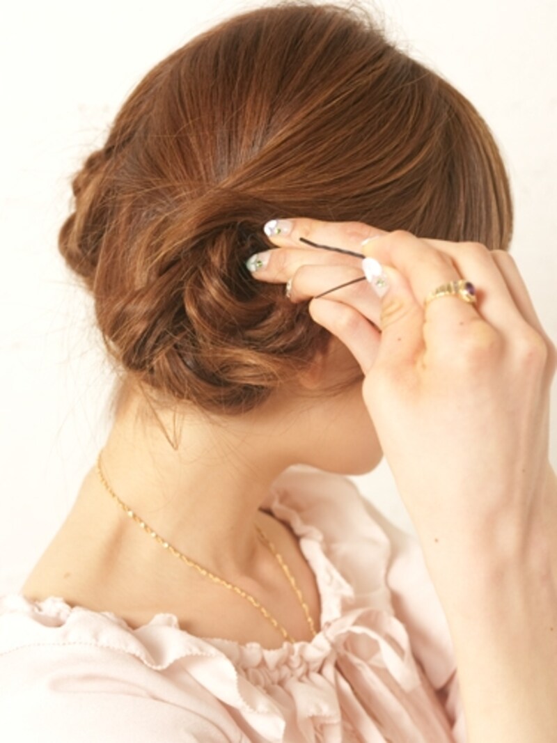 毛先の中央に向かってピニングするとしっかり留まる