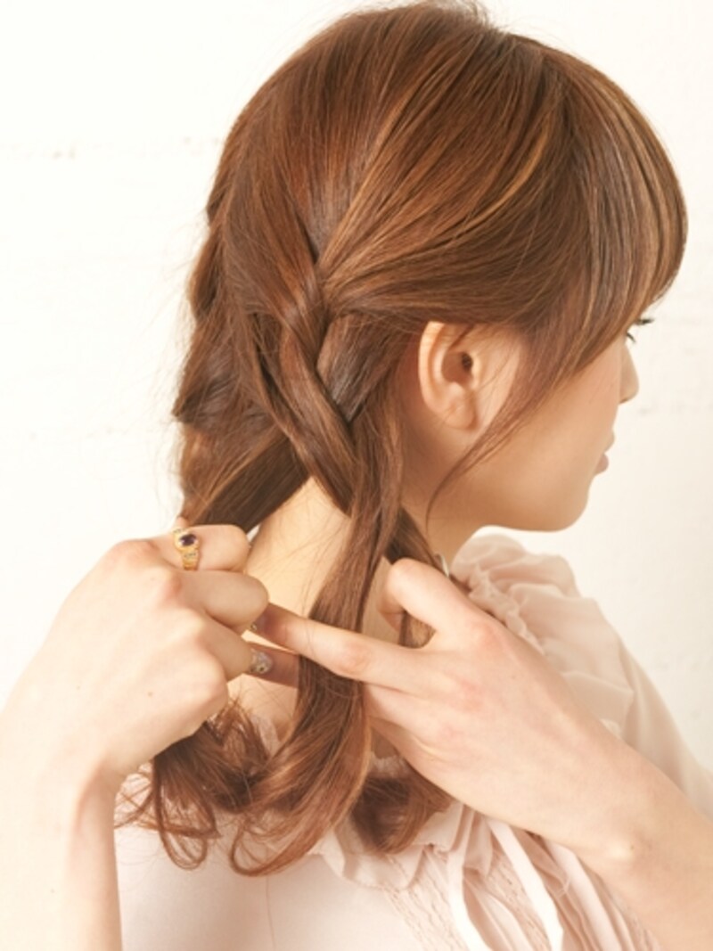 襟足の毛がたるまないように根元近くで編みこむとよい