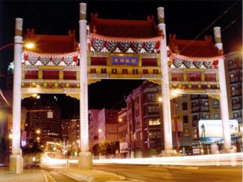 大きな中華門はチャイナタウンの入り口にあり、目印になるundefined(C) Tourism Vancouver